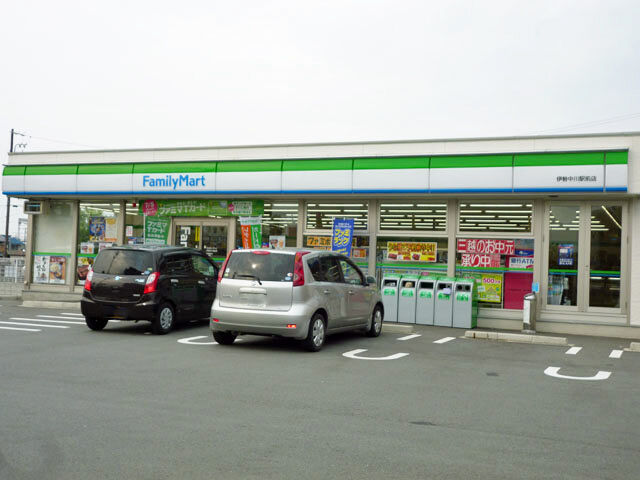 コンビニ　ファミリーマート伊勢中川駅前店（コンビニ）まで987m