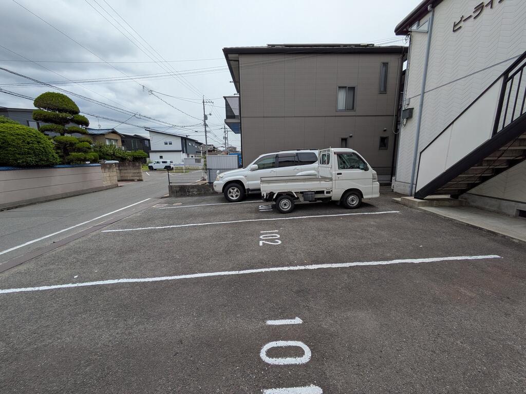 駐車場　駐車場です。車種にもよりますが、最大２台迄駐車可能です。