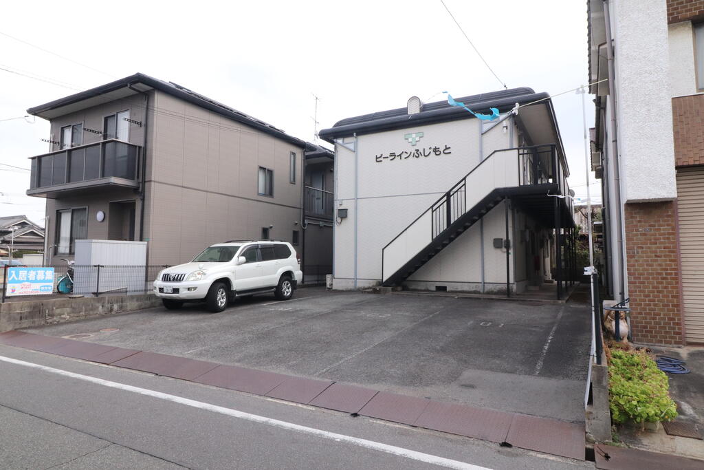 建物外観　外観です。駐車場は縦列区画です。