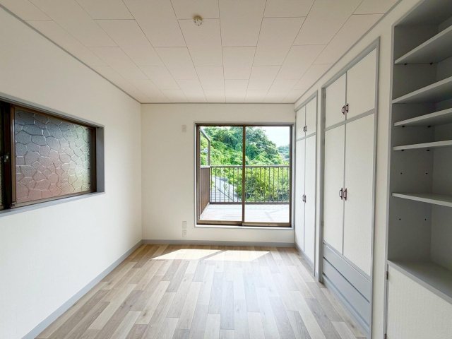 その他　2Fの６畳洋室。大容量の収納です。