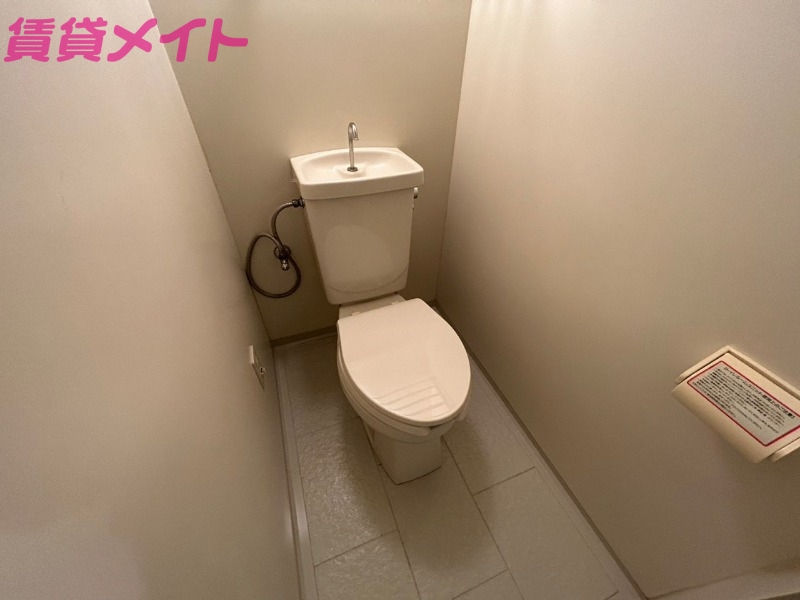 トイレ　同物件別部屋の物です。