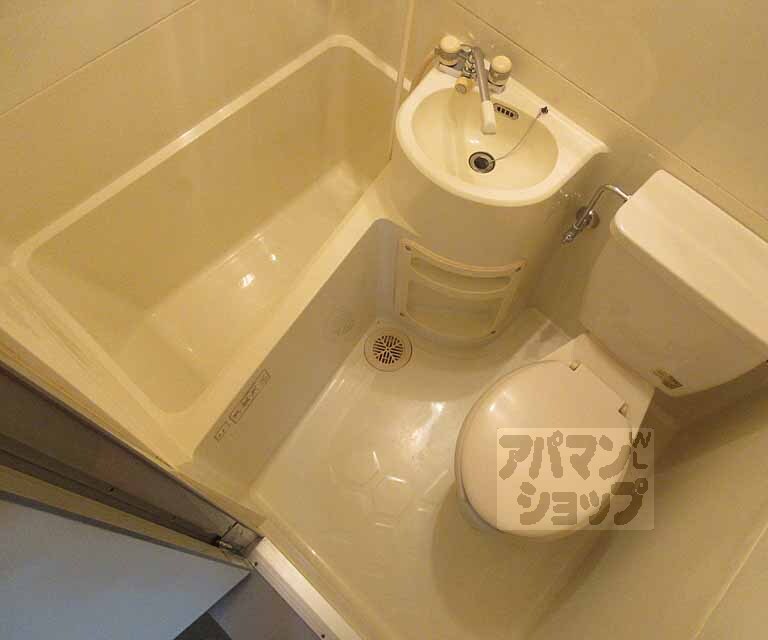 バス・シャワールーム　洗面台とトイレが一緒になったバスルームです！