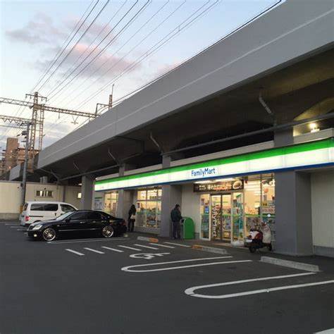 コンビニ　ファミリーマート 八戸ノ里駅東店（コンビニ）まで671m