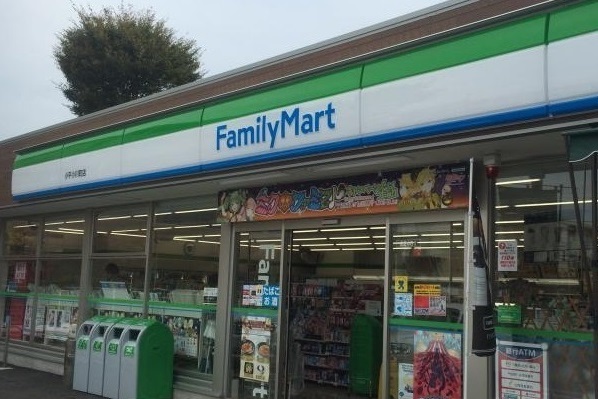 コンビニ　ファミリーマート（コンビニ）まで550m