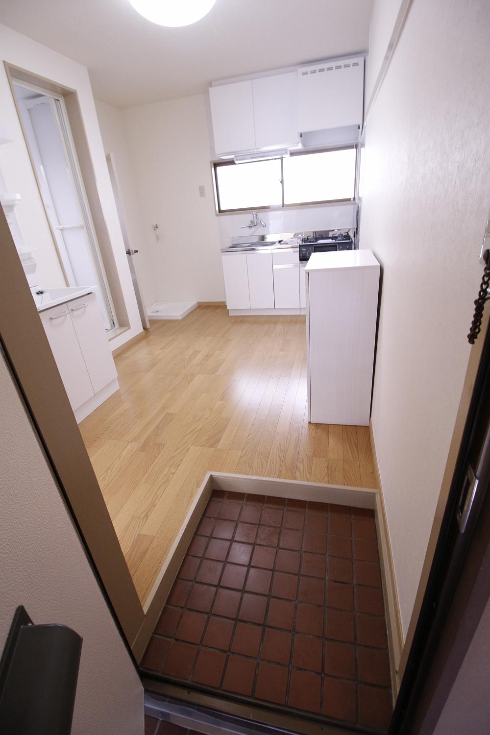 玄関　別の部屋の写真です（反転タイプ）
