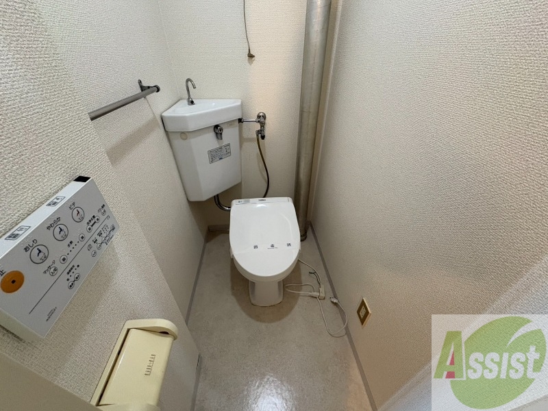 トイレ　トイレです。タオル掛けもついて便利ですね。