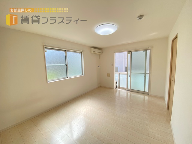 居室・リビング　二面採光の明るいお部屋。
