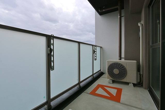 バルコニー　天気の良い日の洗濯物はこちらへ