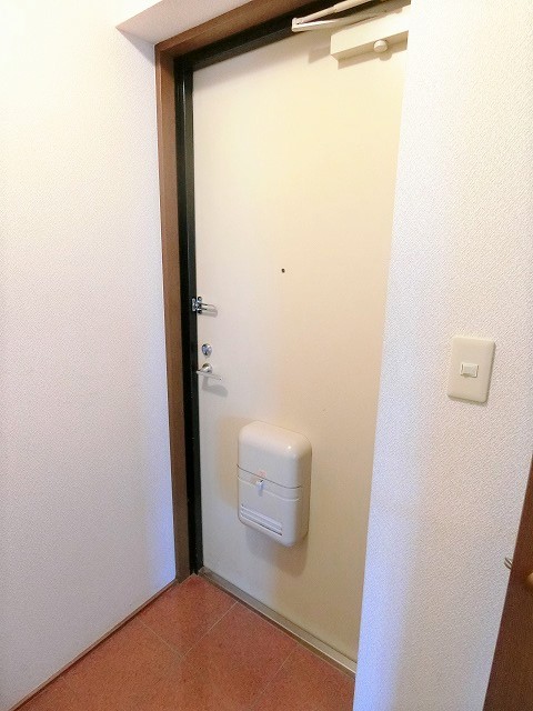 玄関　写真は同建物の別部屋を参考に掲載しております。