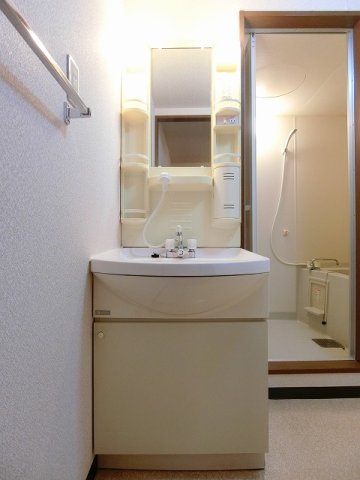 洗面設備　写真は同建物の別部屋を参考に掲載しております。