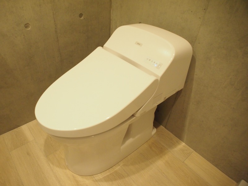 トイレ　スタイリッシュな一体化温水洗浄便器です