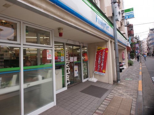 コンビニ　ファミリーマート 下連雀三丁目店（コンビニ）まで198m