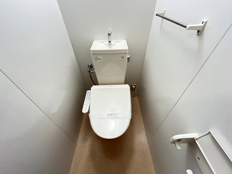小田急線 喜多見駅 徒歩10分 3階建 築22年のトイレ写真