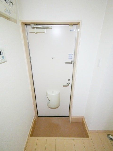アザレ読売ランドB棟の玄関写真