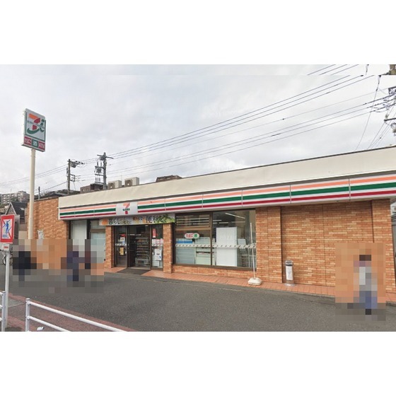 コンビニ　セブンイレブン横浜根岸３丁目店（コンビニ）まで525m