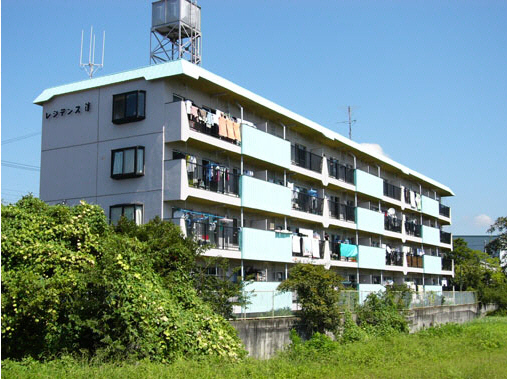 三島市松本のマンションの建物外観