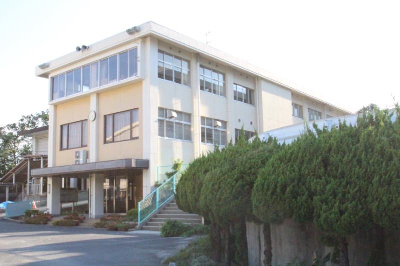 中学校　岡山市立旭東中学校（中学校）まで990m