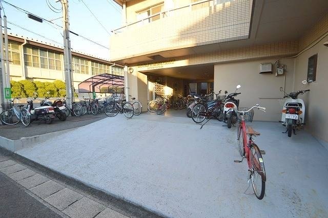 【岡山市北区津島京町のマンションのエントランス】