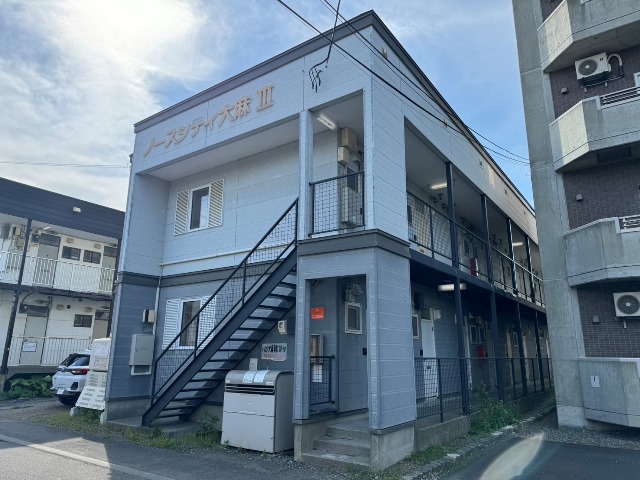 江別市文京台東町のアパートの建物外観