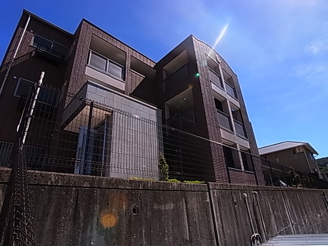 【神戸市北区谷上南町のマンションの建物外観】