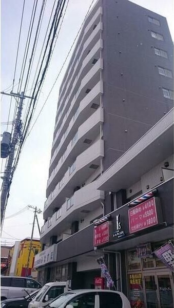 札幌市南区川沿六条のマンションの建物外観