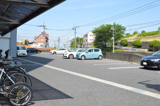 【アルトカッシーナの駐車場】