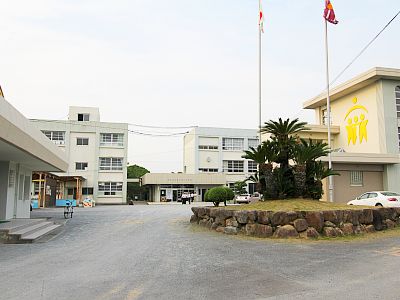 中学校　直方市立直方第二中学校（中学校）まで652m