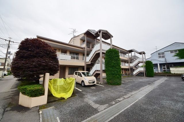 【狭山市大字東三ツ木のマンションの建物外観】