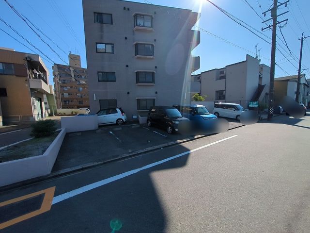 【名古屋市南区明治のマンションの駐車場】