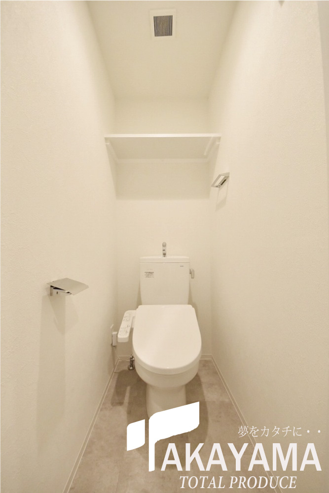 バルコニー　トイレ、上棚付き＋ウォシュレット搭載の清潔感のあるトイレ★