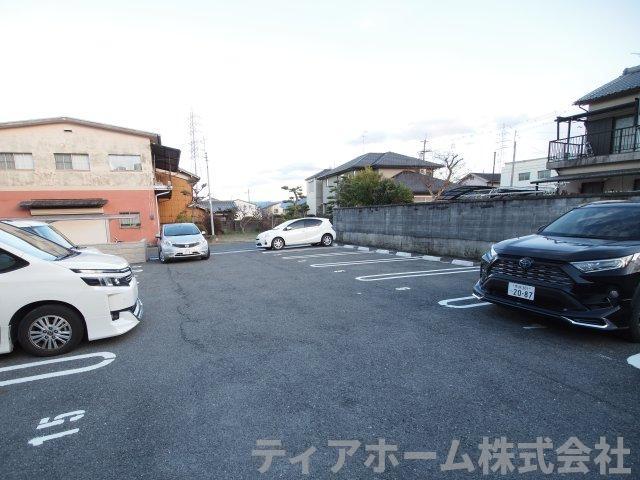 【葛城市南道穗のマンションの駐車場】