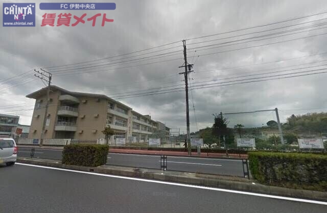 小学校　伊勢市立明倫小学校（小学校）まで580m