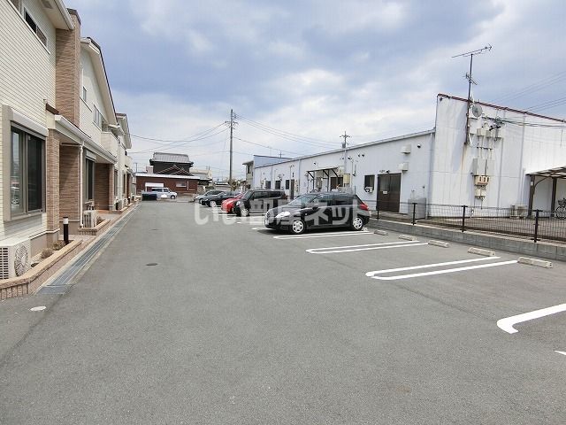 【ブライト・ヒルズ　Ｂ棟の駐車場】