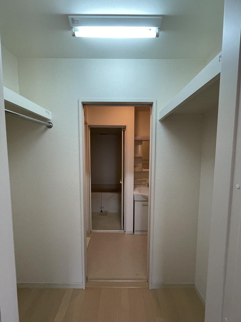 収納　洋室とバスルームの間にウォークスルークローゼット