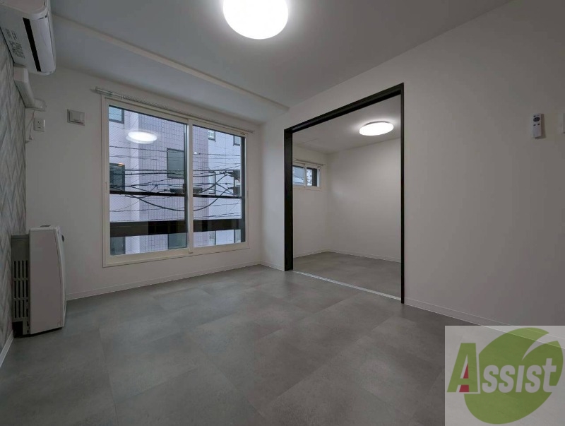 居室・リビング　フローリングや壁の色がお洒落な印象のリビングです。