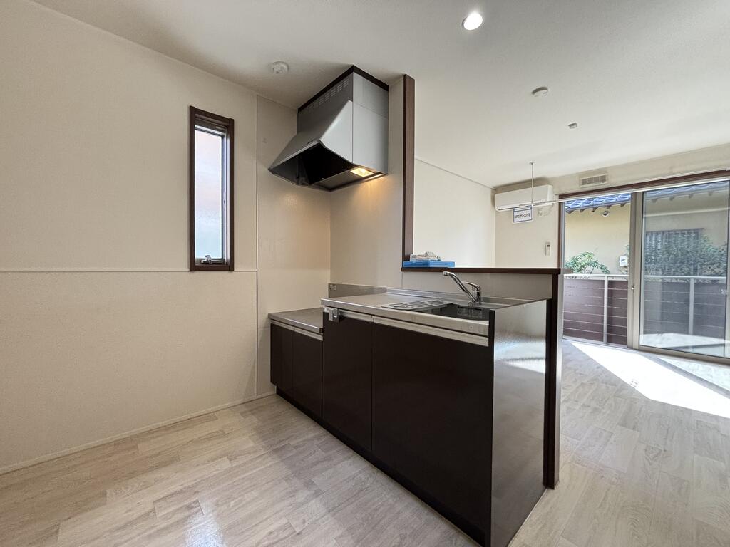 キッチン　人気の対面式キッチン♪窓もあり明るいです。