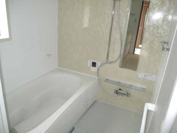 バス・シャワールーム　追い炊き機能完備でファミリーや長湯にも対応できるポイントです