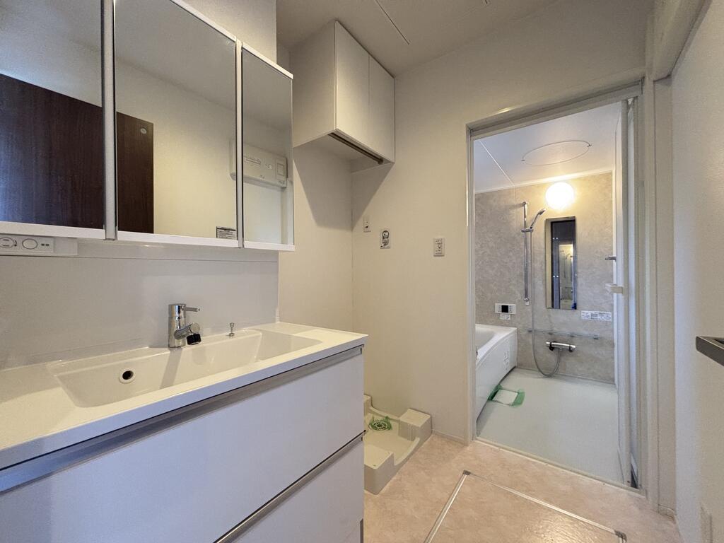 洗面設備　3面鏡があり使い勝手良い洗面台。