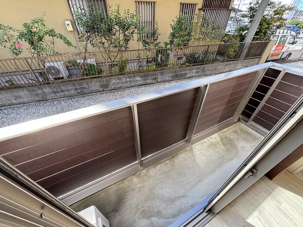 バルコニー　小ぶりながらも専用のベランダありで洗濯物干し◎