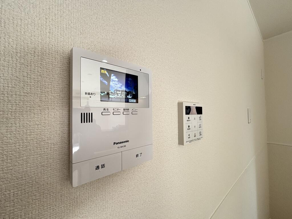 セキュリティ　訪問者がモニターで確認できるインターフォンで安心です。