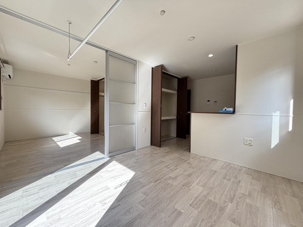 居室・リビング　白色系のリビングで清潔なイメージ。家具選びが楽しめます。