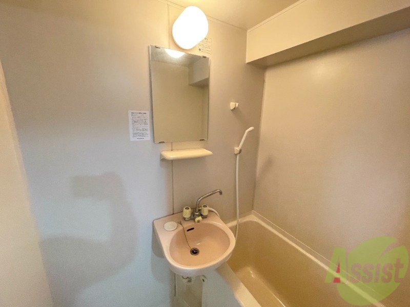 洗面設備　鏡付きで身支度に便利な洗面台！