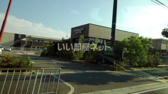 飲食店　スターバックスコーヒーくずは美咲店（飲食店）まで598m