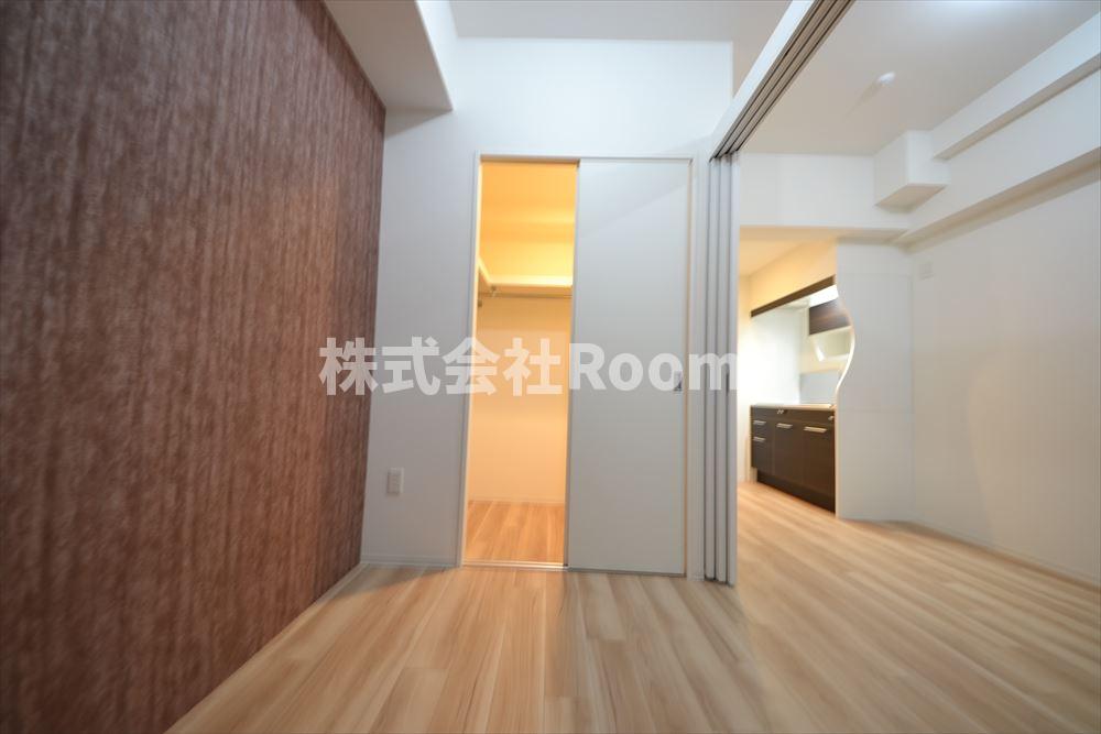 居室・リビング　落ち着いた色調の洋室です