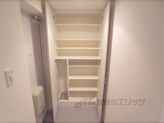 収納　天井までの高さの下駄箱です。