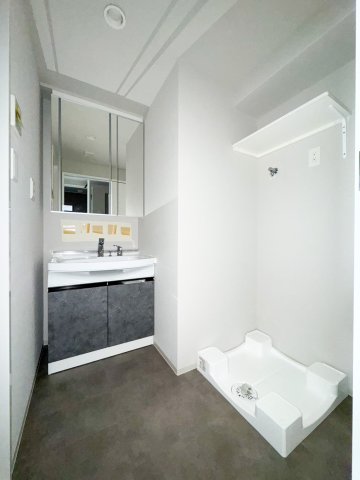 洗面設備　脱衣所には独立洗面台に洗濯機置き場もあります