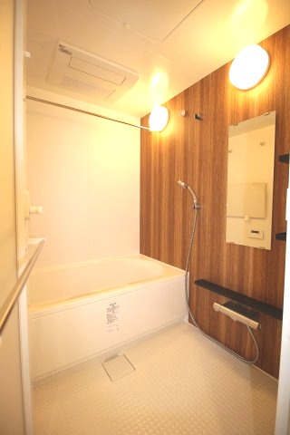 バス・シャワールーム　追い焚き、浴室乾燥・暖房機能付きです（写真は前回募集時のもの