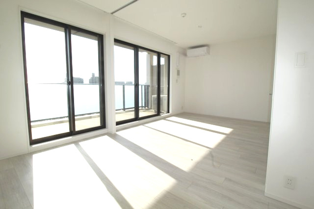 居室・リビング　南東向きで陽当たりはご覧のとおりです（写真は前回募集時のもの