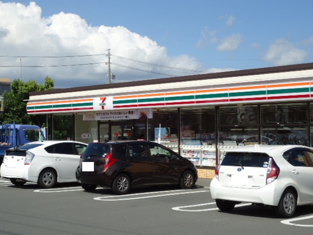 コンビニ　セブンイレブン（コンビニ）まで666m