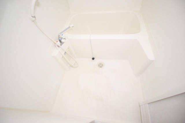 バス・シャワールーム　コンパクトで使いやすいお風呂です